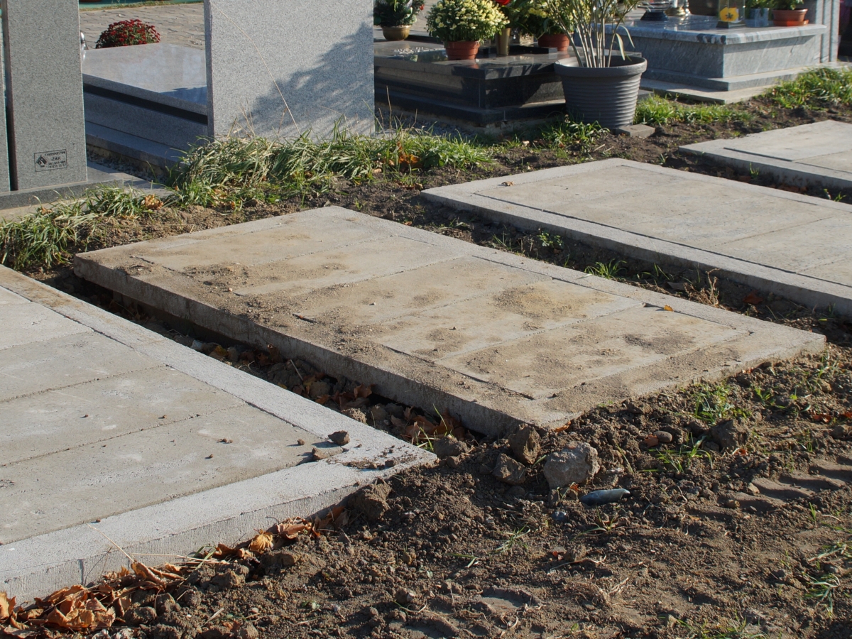 Grabarze stracili przytomność i utknęli w grobowcu