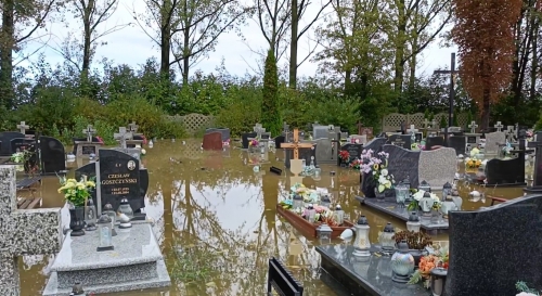 Powódź i huragany we wrześniu 2024r.: niszczone i zalewane cmentarze