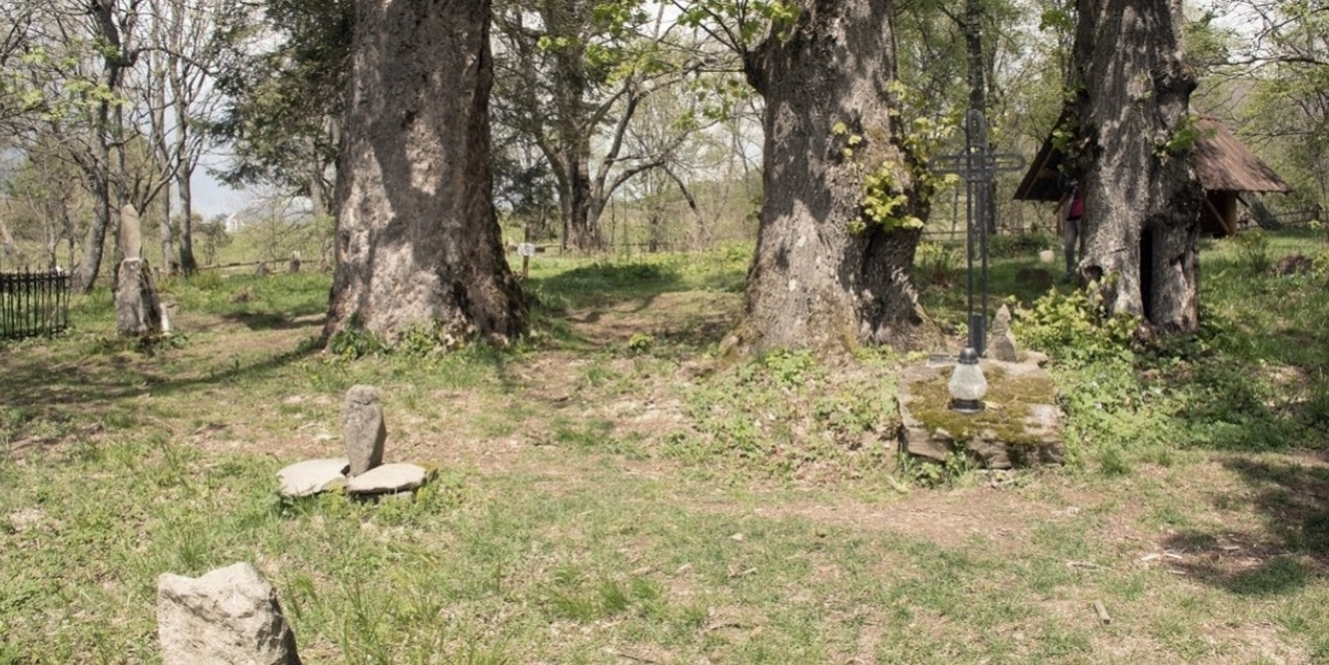 Cmentarz przycerkiewny (nieczynny), Wołosate, gmina Lutowiska