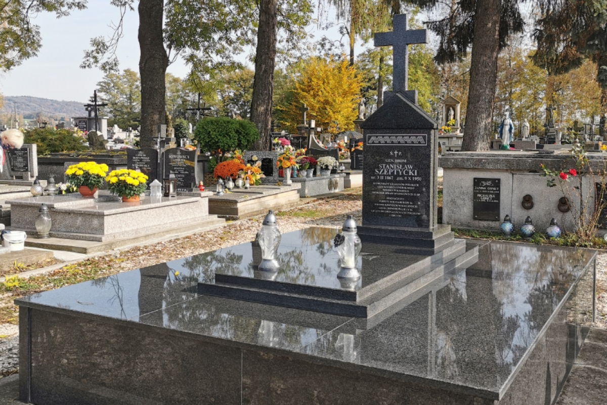 Cmentarz parafii NMP Królowej Polski, Korczyna