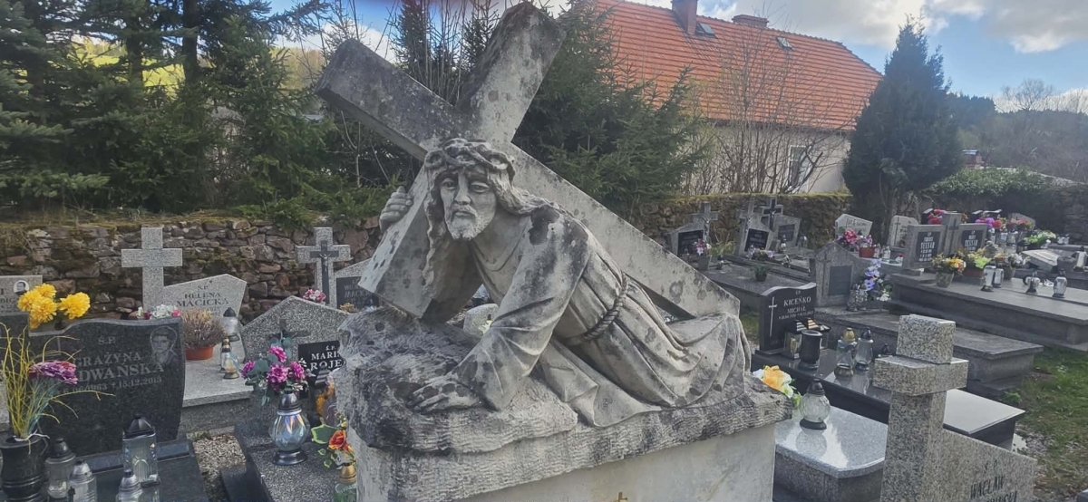 Cmentarz przy kościele Wniebowzięcia Najświętszej Maryi Panny, Unisław Śląski, gmina Mieroszów