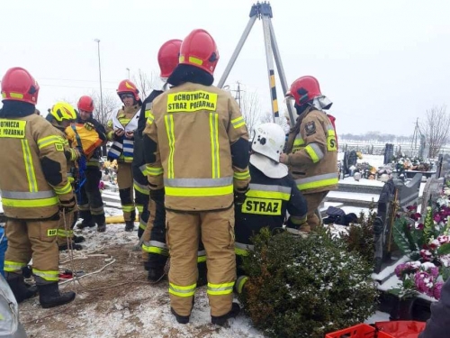 Grabowo, gmina Lubawa: 59 letnia kobieta wpadła do cmentarnej studni!