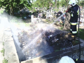 Wolsztyn: pożar śmieci na cmentarzu