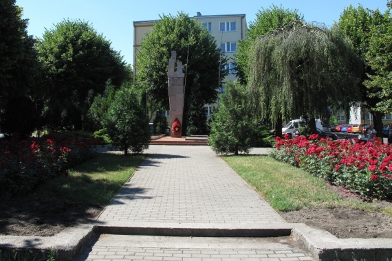 Mogiła wojenna "Kurhan", pl. Zwycięstwa, Dębno