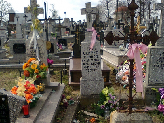 Kolorowe wstęgi na grobach prawosławnych – pochodzenie zwyczaju