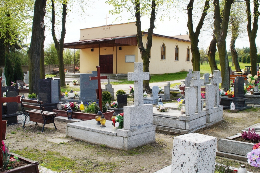 Cmentarz parafii pw. Najświętszej Maryi Panny Wspomożycielki Wiernych, Ciechów, gmina Środa Śląska