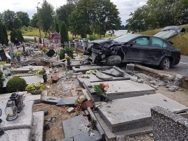 Niewieścin: 34-latka wjechała samochodem w nagrobki