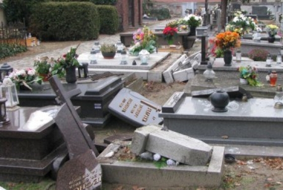 Ostrów Wielkopolski: zdewastowano ponad 20 nagrobków