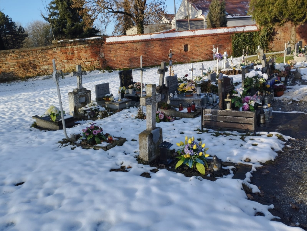 Śnieg na cmentarzach – problem praktyczny i prawny