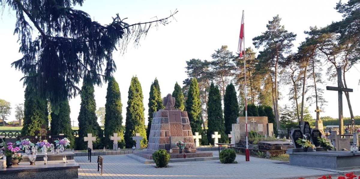 Cmentarz parafii Wszystkich Świętych, Kołacinek, gmina Dmosin