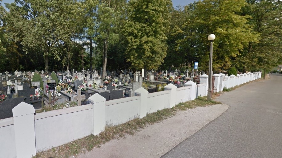 Cmentarz parafii św. Apostołów Piotra i Pawła, Skuły, gmina Żabia Wola