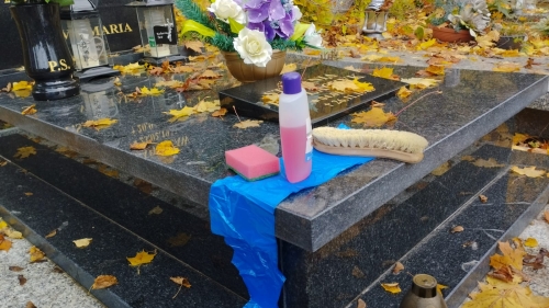 Dlaczego i jak należy sprzątać nagrobki?